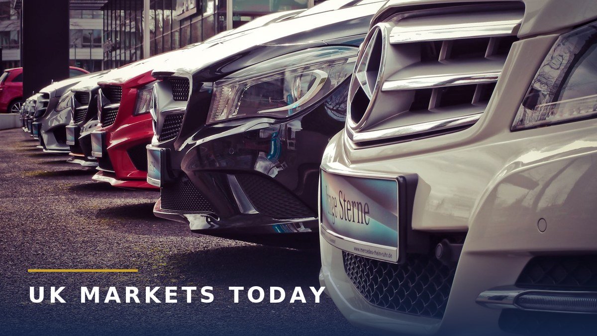 Cars lined up for sale at an outdoor car dealership. Photo from Pexels.