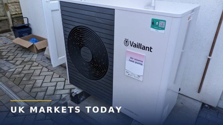 An air source heat pump fitted outside a terraced house. CC0 photo via Wikimedia Commons.