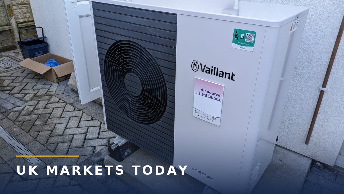 An air source heat pump fitted outside a terraced house. CC0 photo via Wikimedia Commons.